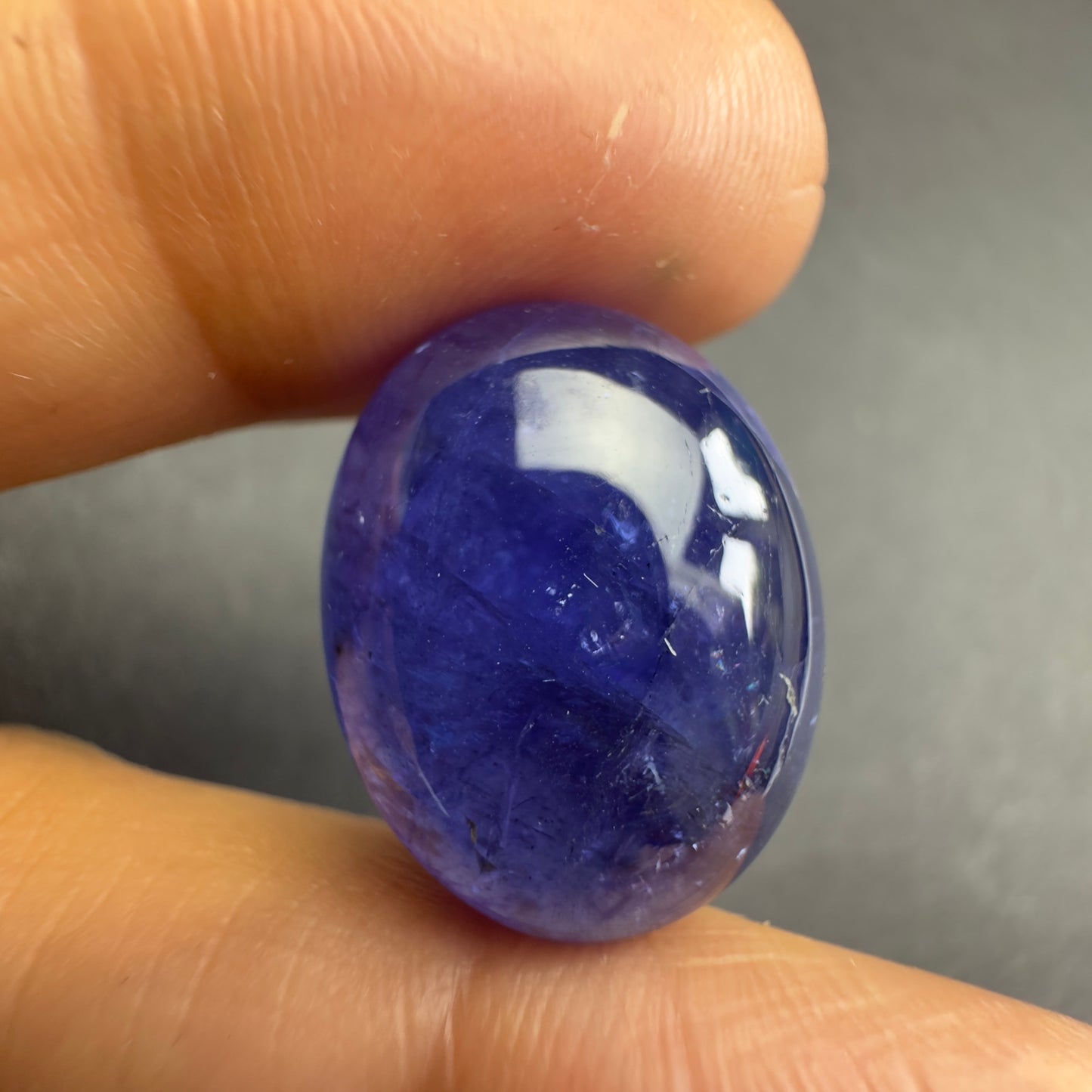 Natürlicher blauer Tansanit-Cabochon