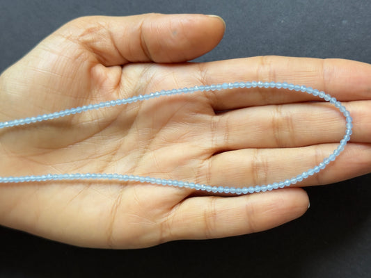Dezente leuchtende Calcedonperlen Blau 15,04cts