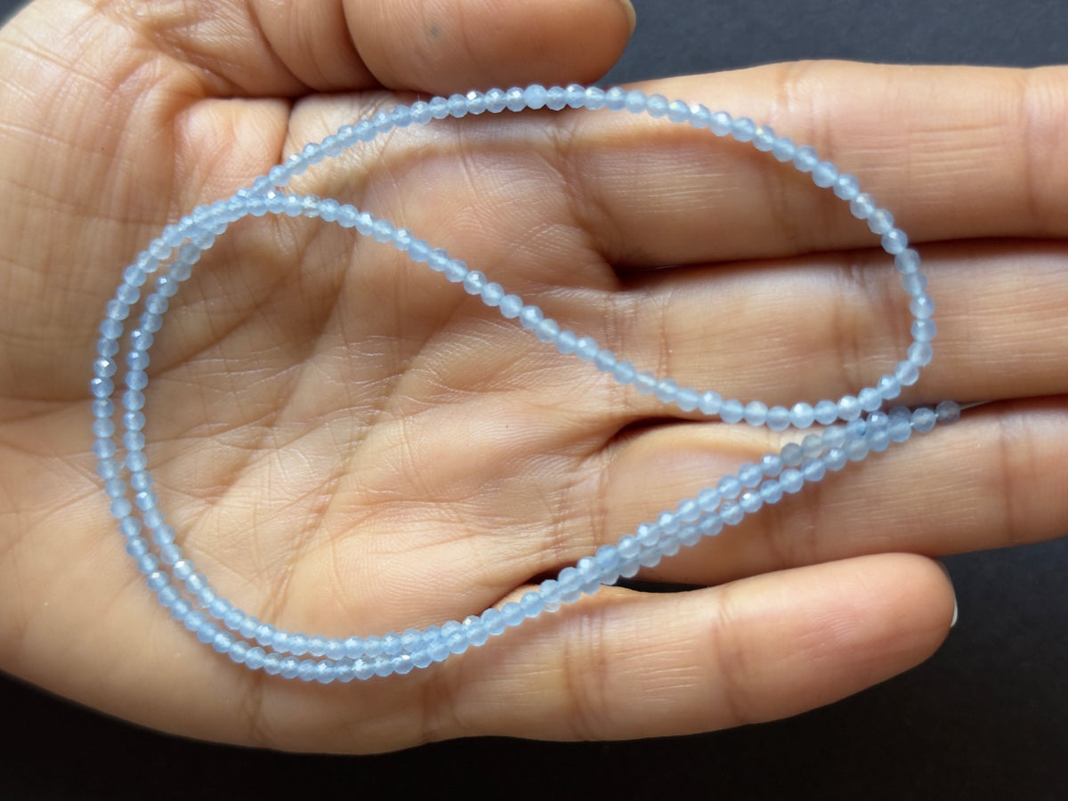 Dezente leuchtende Calcedonperlen Blau 15,04cts