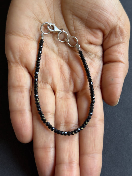 Deep sparkle of spinel paired with Silver. Timeless Accessory 18,5cm