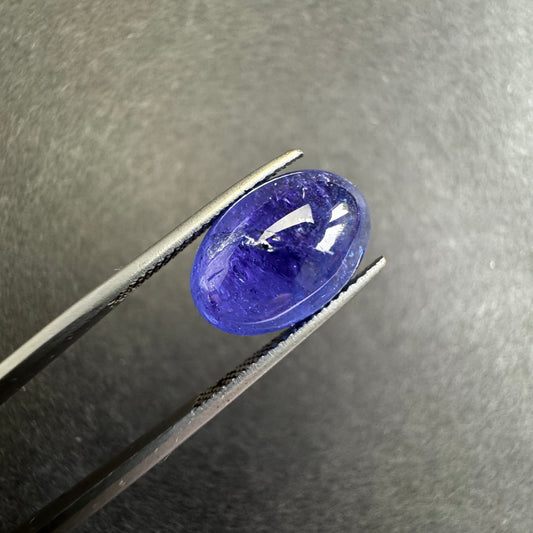 Discover the Captivating Allure of this Tanzanite Cabochon 14,2 x 10,0mm