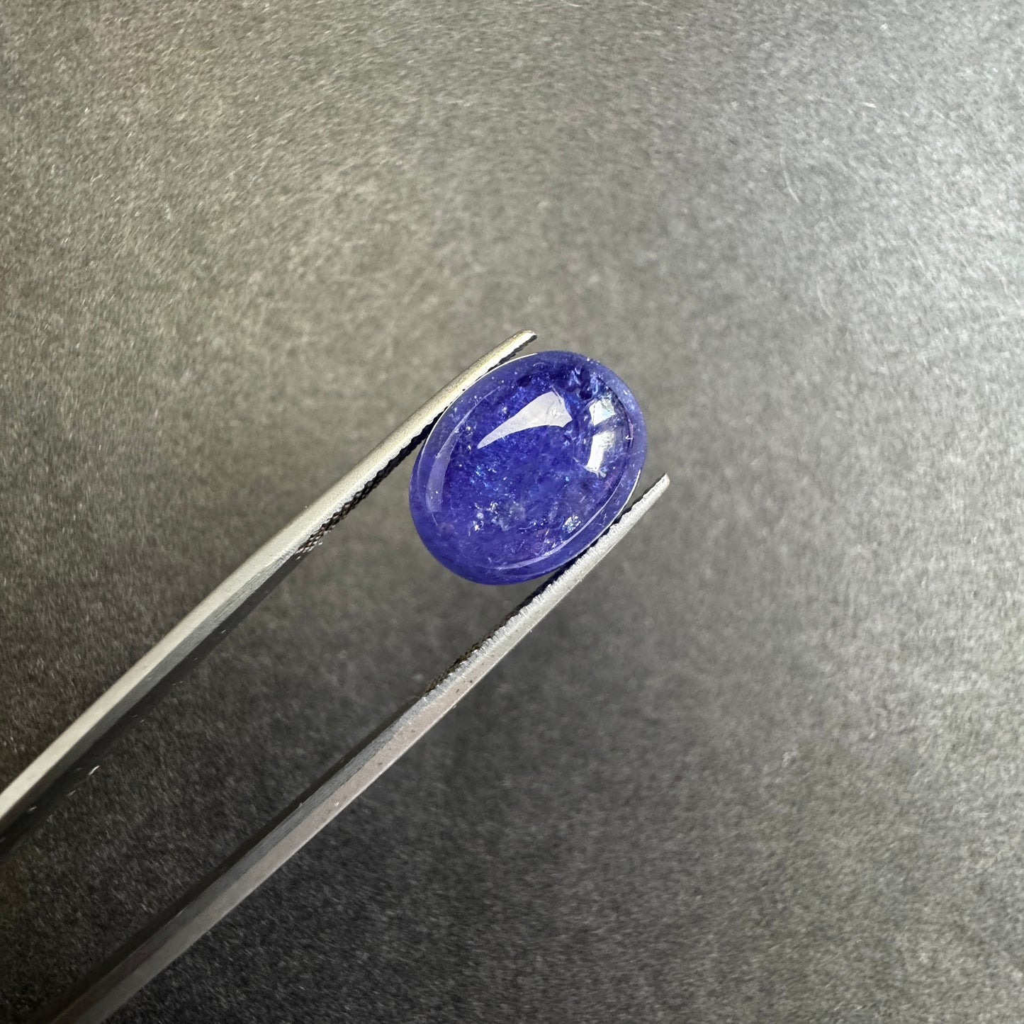 Get ready to be dazzled by this stunning Tanzanite gemstone! 10,98cts