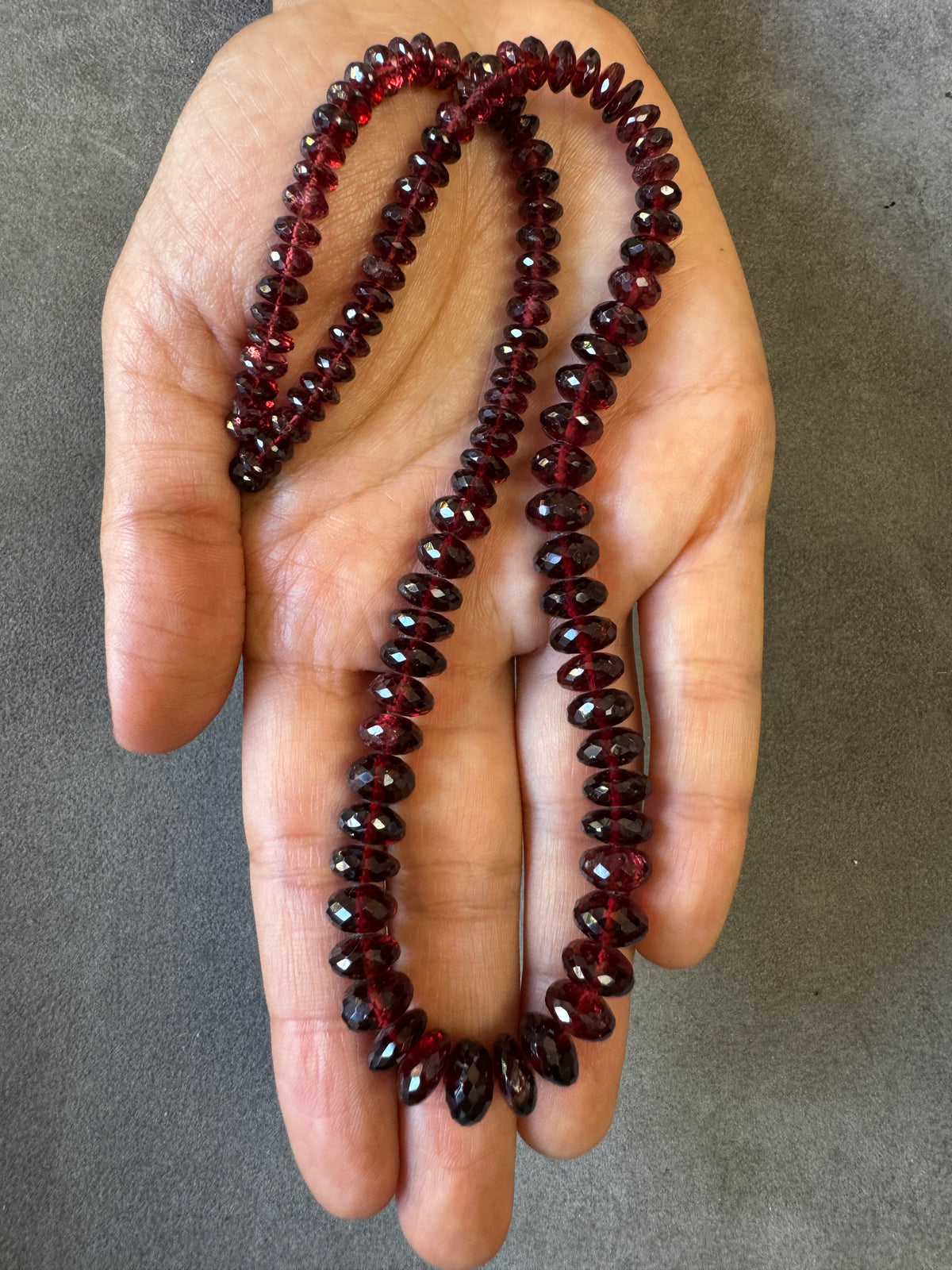 Natur-Granat-Kette, facettierte, größenverlaufende Perlen, 243,5cts – 43cm