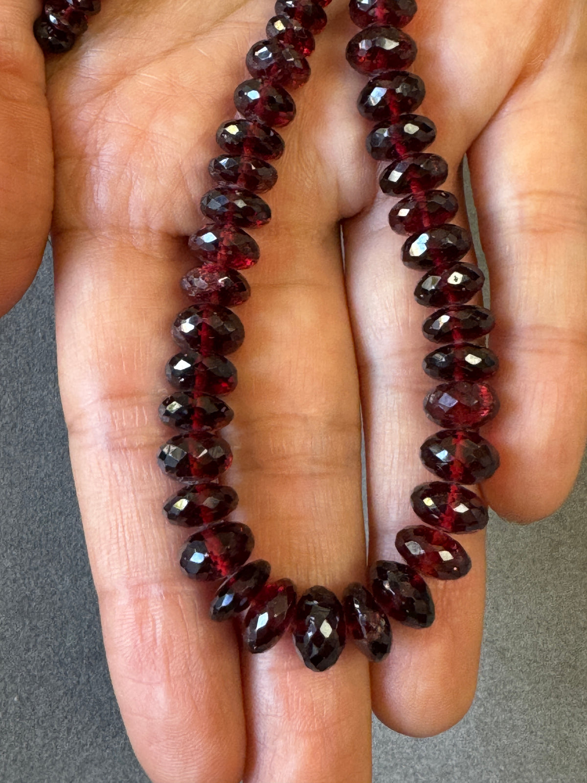 Natur-Granat-Kette, facettierte, größenverlaufende Perlen, 243,5cts – 43cm