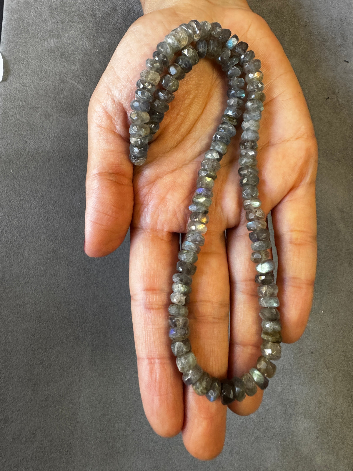 Natürlicher Labradorit, facettierter Perlenstrang, 170,69 ct – Grau mit mehrfarbigem Schimmer – 41,5 cm