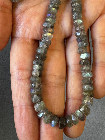 Natürlicher Labradorit, facettierter Perlenstrang, 170,69 ct – Grau mit mehrfarbigem Schimmer – 41,5 cm