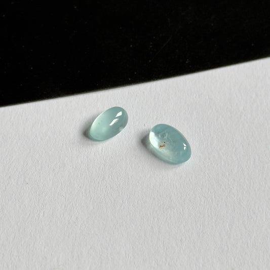 Aquamarin wie in der Zeit eingefrorene Wassertropfen! Ovaler Cabochon hellblau
