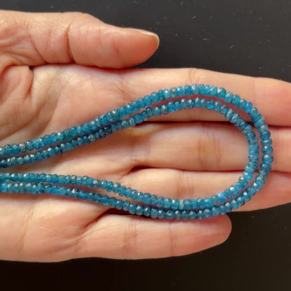 Strang aus tiefblauen Apatit-Rondellen, 42 cm, 3,3–3,7 / 4 mm