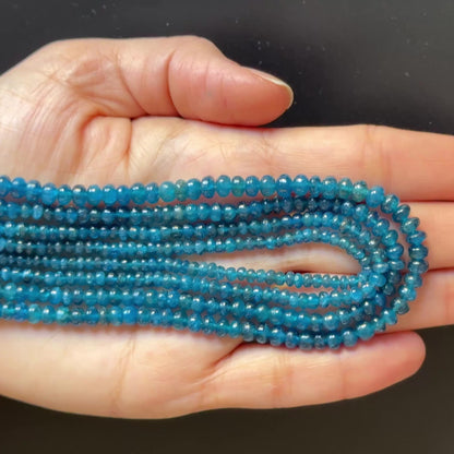 Strang aus blauem Apatit-Rondellperlen, 40 cm, 4–5,5 mm