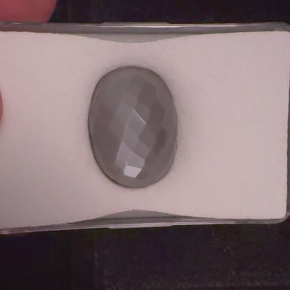 Grauer Mondstein, oval, im Rosenschliff, 26,66 ct, 21,4 × 16,2 mm