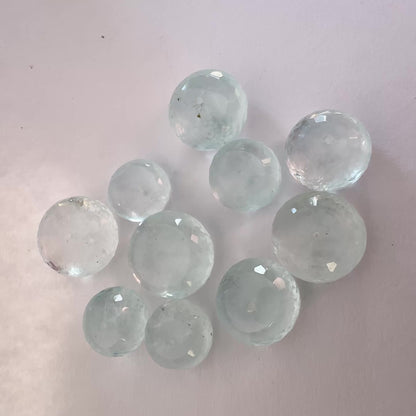 Hellblaue Aquamarin-Rundperlen, gebohrt, 10 Stück