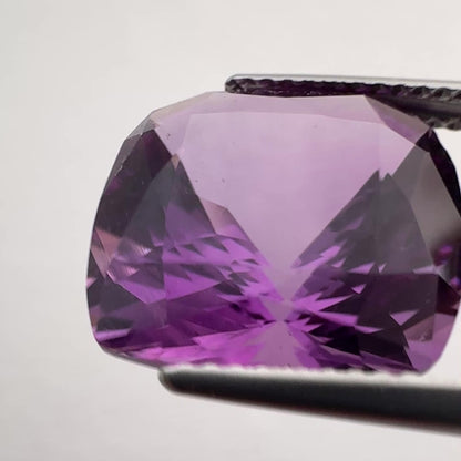 Lila Amethyst, kissenförmig facettiert, 10,63 Karat