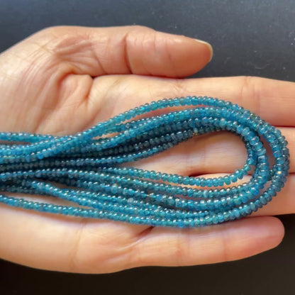 Blauer Apatit Rondelle Perlenstrang, 42 cm, 3–4 mm