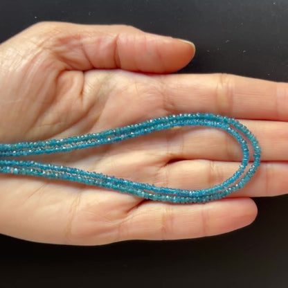 Strang aus tiefblauen Apatit-Rondellperlen, 42 cm, 2,5–2,8 mm
