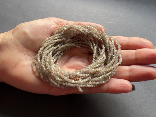 Rohdiamant, natürliche organische Texturen, hellbraune Farbe, natürliche Form, organischer Rohdiamantstrang, 40 cm, 2–2,5 mm, Loch 0,3 mm