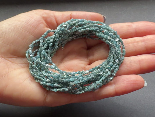 Diamant, natürliche organische Rohtexturen, blaue Farbe, natürliche Form, organischer Rohdiamantstrang, 40 cm, 2–3 mm, Loch 0,3 mm