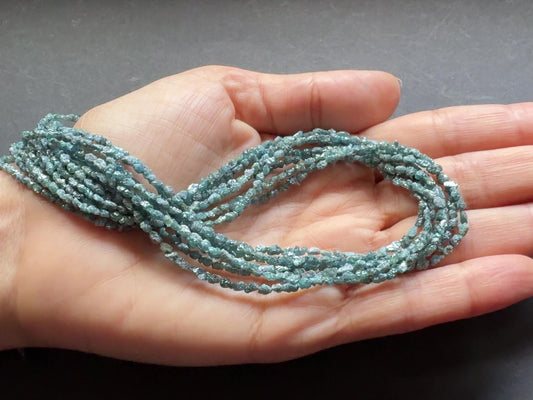 Diamant, natürliche organische Rohtexturen, blaue Farbe, natürliche Form, organischer Rohdiamantstrang, 40 cm, 2–3 mm, Loch 0,3 mm