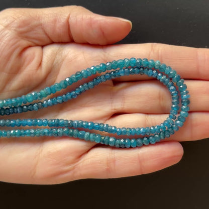 Strang aus tiefblauen Apatit-Rondellen, 44 cm, 4–4,5 mm