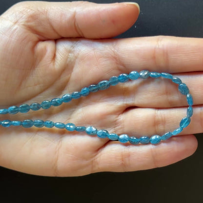 Strang aus tiefblauen Apatit-Perlen, oval, 40 cm, 4,5 mm