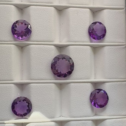 Dunkelvioletter Amethyst im runden Brillantschliff facettiert — Wählen Sie Ihren Stein